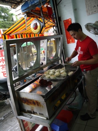 1377916288-311237004-e1438927057286 新竹-東南水煎包 青脆不油膩