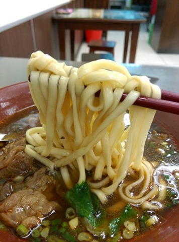 8810 新竹-88巷牛肉麵 好吃但湯頭跟泡麵有點像 水餃酸辣湯超搭
