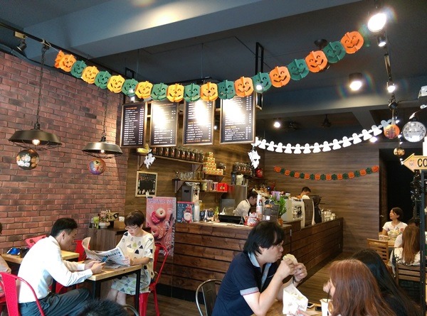 IMAG7555 竹北-Louisa Coffee路易莎咖啡 熱鬧的咖啡空間