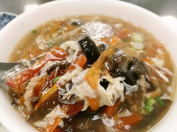 IMG_20151227_195131 新竹-88巷牛肉麵 好吃但湯頭跟泡麵有點像 水餃酸辣湯超搭