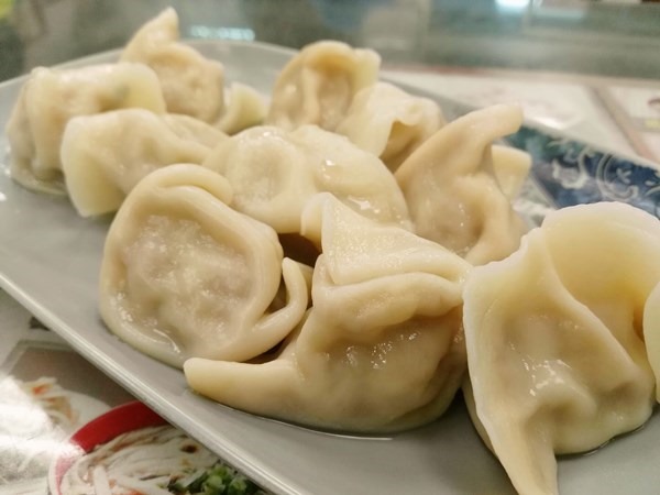 IMG_20151227_195154 新竹-88巷牛肉麵 好吃但湯頭跟泡麵有點像 水餃酸辣湯超搭