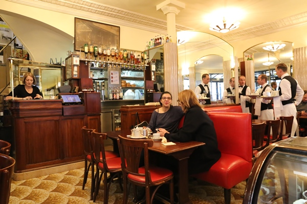 cafe-de-flore03 Paris-花神咖啡 論時事評政府 文人聚集的咖啡館