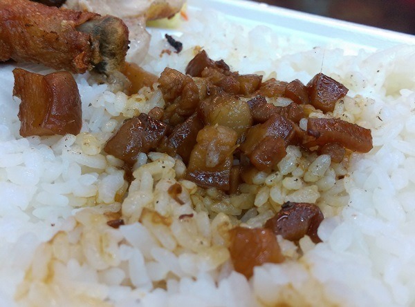 chickenleg10 竹北-金山雞腿飯 招牌雞腿皮酥肉嫩超飽足 蝦捲香脆排骨軟嫩