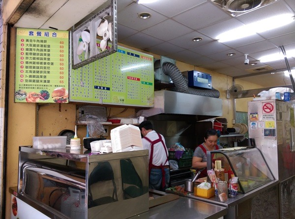 happyKitchen2 中壢-活采快樂廚房 簡單但好好吃啊!!招牌牛肉捲&酥脆蛋餅