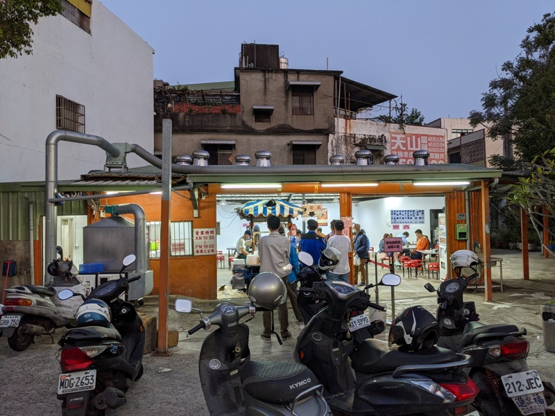 eagleking10 新竹-邊陲新竹 延平路鷹王肉圓 肉圓軟又Q 香腸多汁口感佳