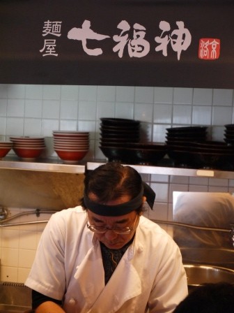 1380417526-1801523836-e1437875403203 Kyoto-二條城旁小拉麵店 七福神 湯頭濃郁