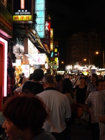 1381544838-4087552765-e1439010977504 大同-寧夏夜市初體驗 東西好吃環境好 圓環邊蚵仔煎/里長伯臭豆腐/林記燒麻糬/詹記雞腳翅