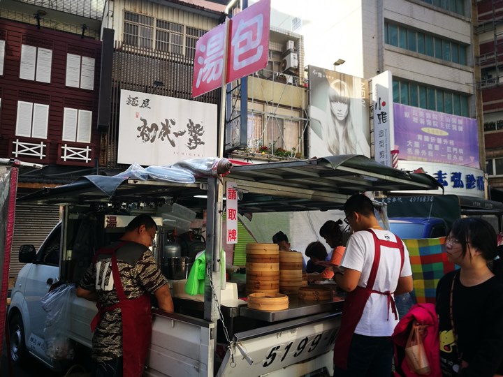 soupbaosogo01 中壢-Sogo旁攤車 卓家湯包 還不錯喔
