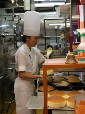 1379559046-1659700975-e1438957350711 Osaka -りくろ老爺爺 軟嫩細膩入口即化好吃起司蛋糕&香醇濃郁布丁