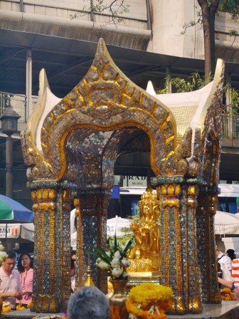 1377181206-4111318851-e1438661778213 Bangkok-四面佛Erawan Shrine曼谷必拜