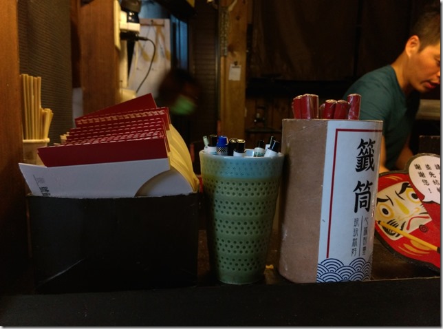 10_thumb8 台中-路邊炸蝦天婦羅 一中街路邊小攤子的好味道 帥哥店長耐心服務