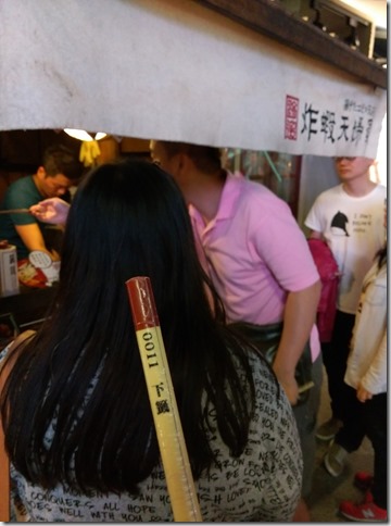 13_thumb9 台中-路邊炸蝦天婦羅 一中街路邊小攤子的好味道 帥哥店長耐心服務