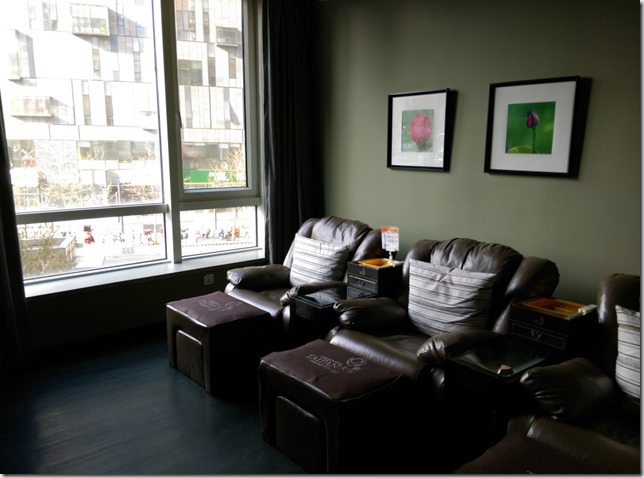 04_thumb5 Beijing-臨走前按摩一下走累的腳 東方大班