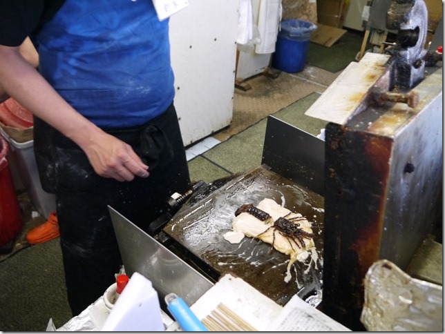 08_thumb5 Enoshima-江之島必吃 整隻伊勢龍蝦 比頭還大的現做仙貝(丸燒章魚仙貝)