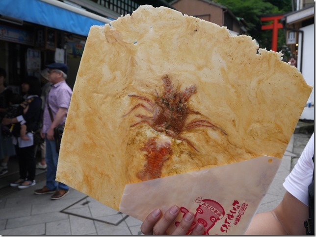 09_thumb4 Enoshima-江之島必吃 整隻伊勢龍蝦 比頭還大的現做仙貝(丸燒章魚仙貝)