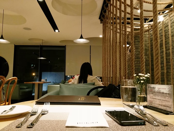 pokka07 竹北-Pokaa葛瑪蘭來的戰斧豬排 也太多汁好吃了吧