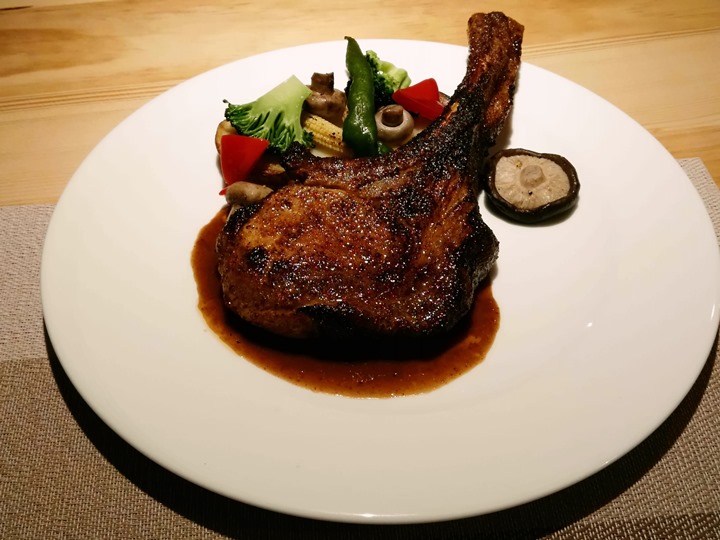 pokka17 竹北-Pokaa葛瑪蘭來的戰斧豬排 也太多汁好吃了吧