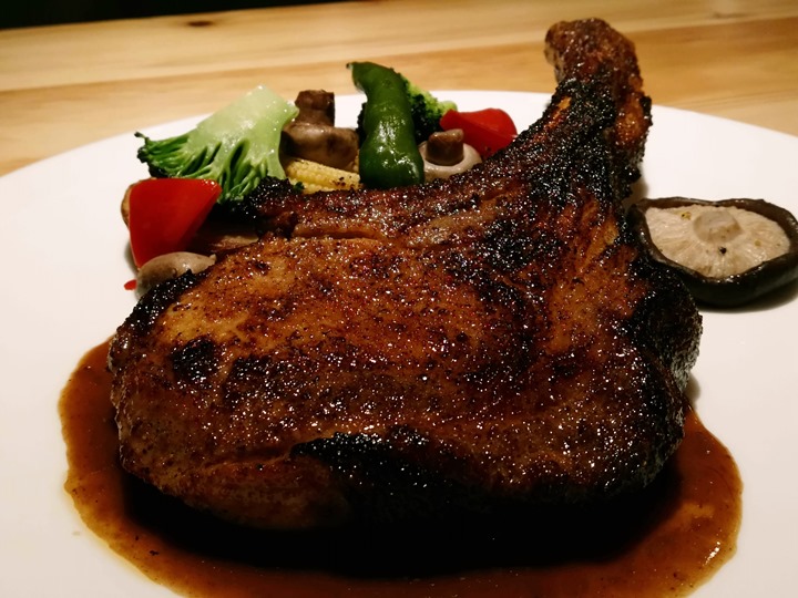 pokka18 竹北-Pokaa葛瑪蘭來的戰斧豬排 也太多汁好吃了吧