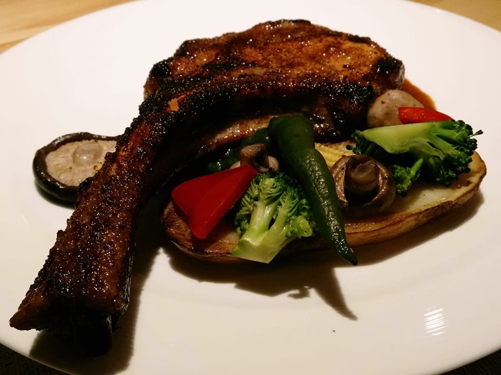 pokka20 竹北-Pokaa葛瑪蘭來的戰斧豬排 也太多汁好吃了吧