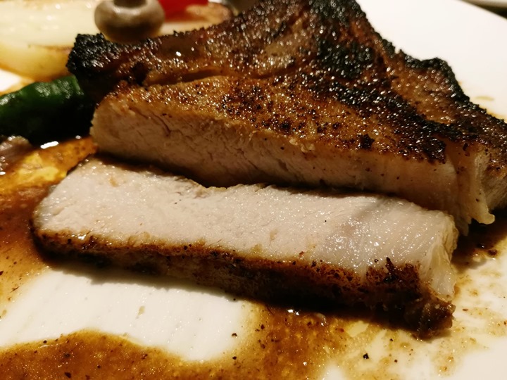 pokka22 竹北-Pokaa葛瑪蘭來的戰斧豬排 也太多汁好吃了吧