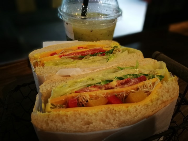 guojia3 中壢-果家 到位的裝潢輕鬆的環境 等看電影的好去處