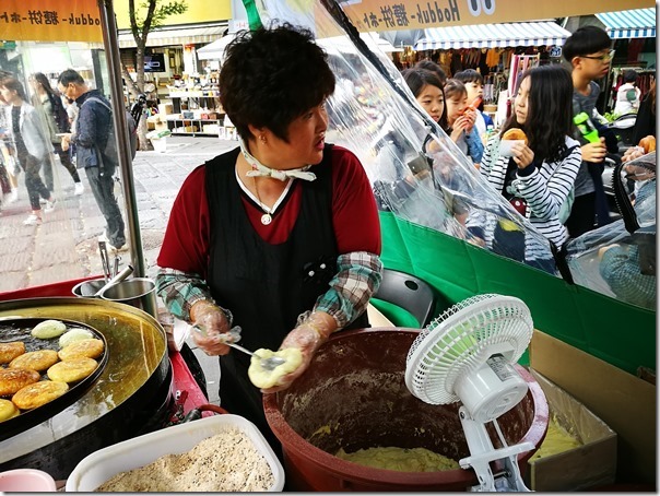 koreansugercake4_thumb Seoul-首爾街頭小吃糖餅 外酥內甜 天冷好夥伴