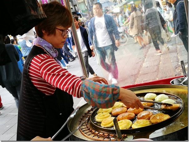 koreansugercake5_thumb Seoul-首爾街頭小吃糖餅 外酥內甜 天冷好夥伴