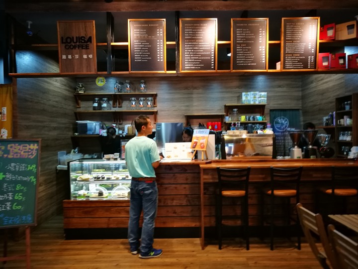 louisa1 竹北-路易莎咖啡(莊敬店) 雨後春筍般地增加 熱鬧氛圍
