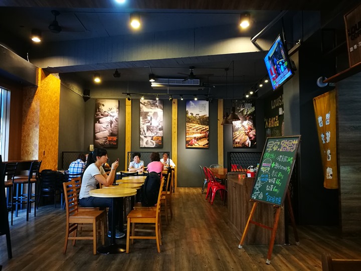 louisaa11 竹北-路易莎咖啡(莊敬店) 雨後春筍般地增加 熱鬧氛圍
