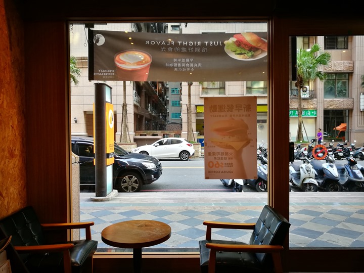 louisaa13 竹北-路易莎咖啡(莊敬店) 雨後春筍般地增加 熱鬧氛圍