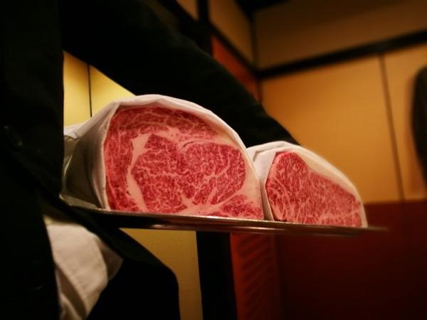 Nihobashi-Zakuroざくろ 日本橋店 A4牛肉雪花般的油脂分布 軟嫩好吃涮涮鍋