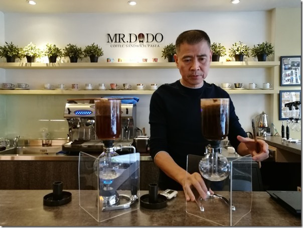 mrdodo24_thumb 平鎮-Mr. DoDo父子的比拚 虹吸與手沖各有千秋 單品咖啡來一杯