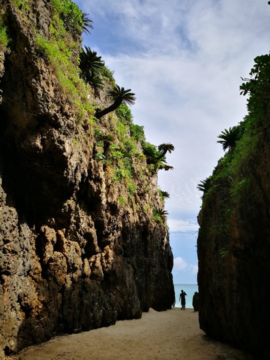 bisenowarumi010101 Okinawa-備瀬のワルミ備瀨一線天 通往聖地的入口