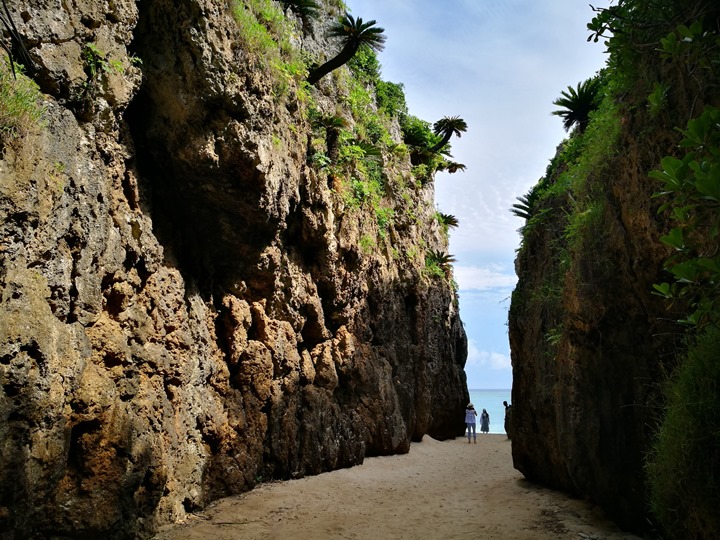 bisenowarumi010103 Okinawa-備瀬のワルミ備瀨一線天 通往聖地的入口