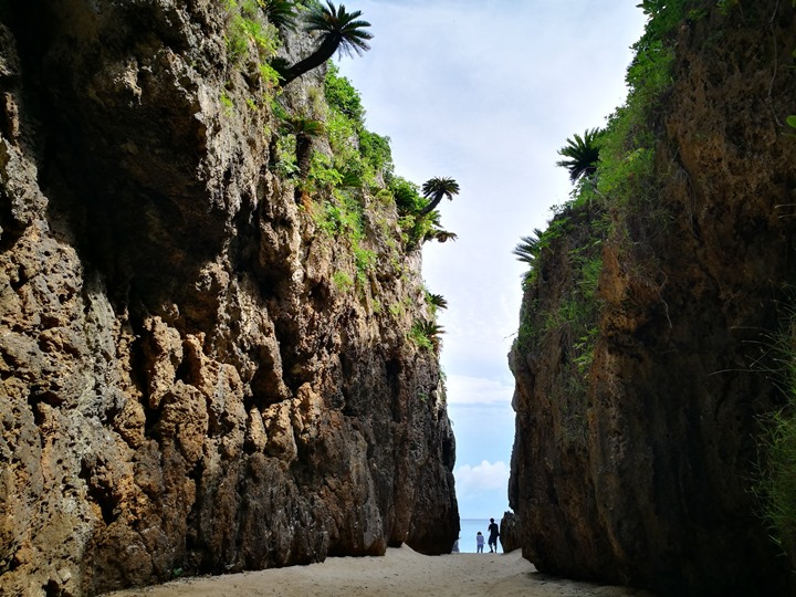 bisenowarumi010104 Okinawa-備瀬のワルミ備瀨一線天 通往聖地的入口