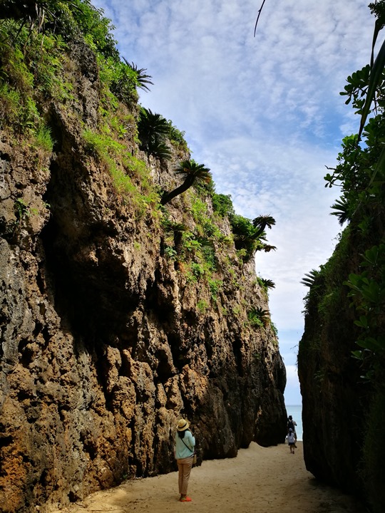 bisenowarumi010115 Okinawa-備瀬のワルミ備瀨一線天 通往聖地的入口