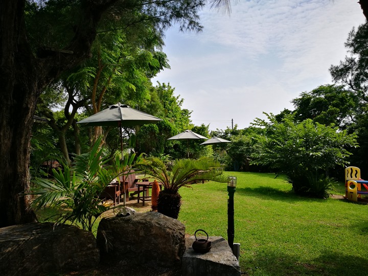 Okinawa-沖繩瀨底島 綠樹環繞的隱藏版咖啡廳 Fuu Cafe自家咖啡搭配美味披薩與漢堡