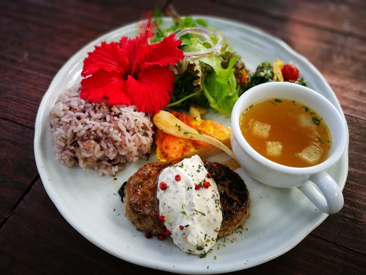 fuucafe27 Okinawa-沖繩瀨底島 綠樹環繞的隱藏版咖啡廳 Fuu Cafe自家咖啡搭配美味披薩與漢堡