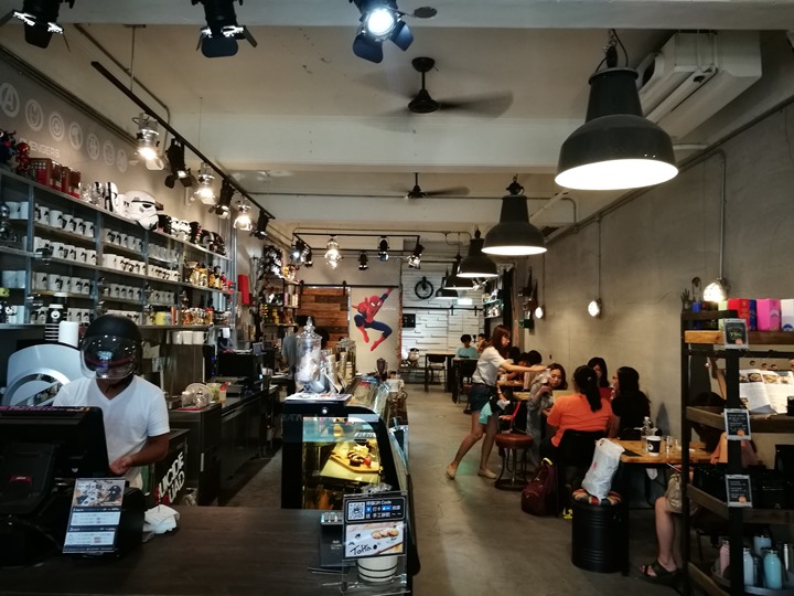 twoha04 桃園-二哈咖啡 小巷內超級英雄陪你一起喝咖啡