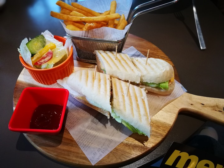 danmark7 中壢-丹馬克 義大利湯麵南瓜奶香濃郁好吃 名店要早點來...