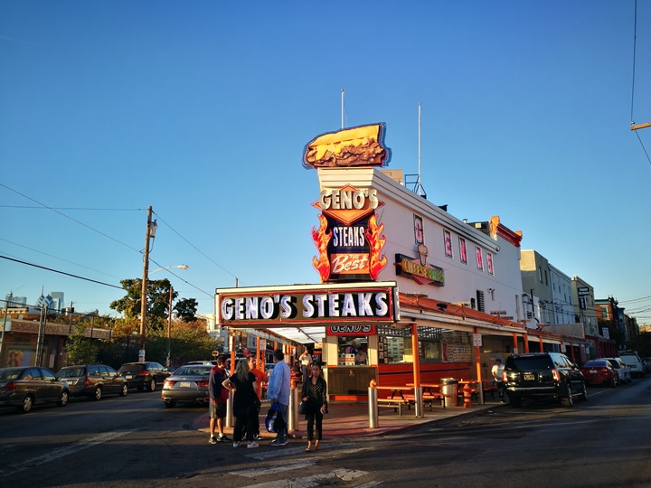 Philadelphia-費城特色小吃Cheesestake大比拚 Pat’s King of Steaks VS. Geno’s Stakes超飽足