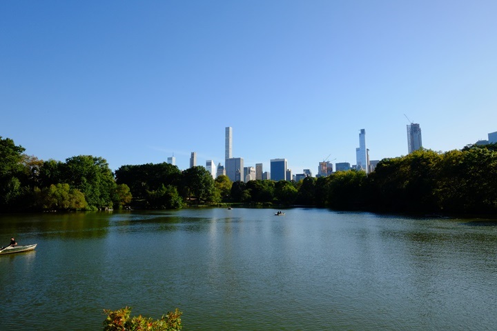 22centralparkk0111 New York-果真大蘋果之紐約真好玩 中央公園 躺著曬太陽也愜意的好所在