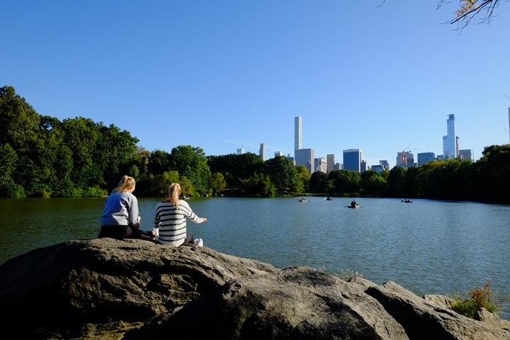 22centralparkk0112 New York-果真大蘋果之紐約真好玩 中央公園 躺著曬太陽也愜意的好所在