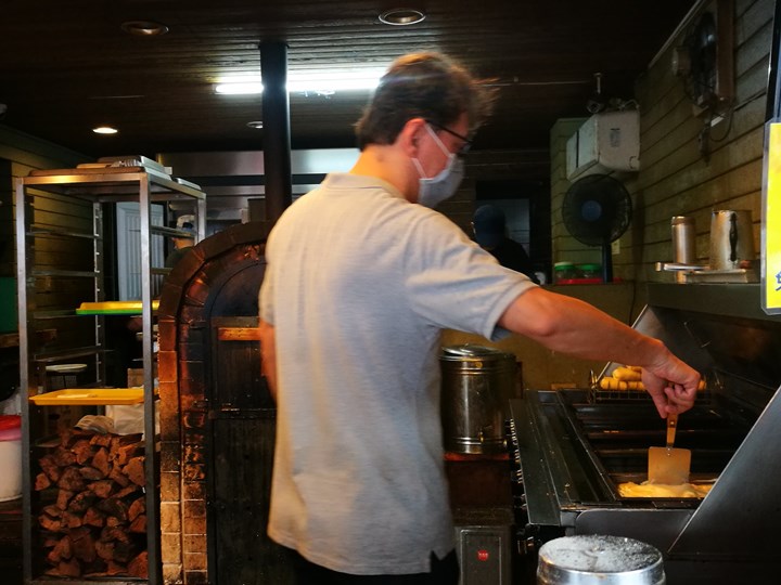 onionbiscuit6 中正-舊漫蔥油餅 窯烤的...但經過油炸處理 不愛不愛