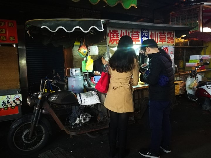 xaoxincao1 中壢-忠貞市場前燒仙草 不畏寒風的長者風範 爺爺奶奶的愛心燒仙草