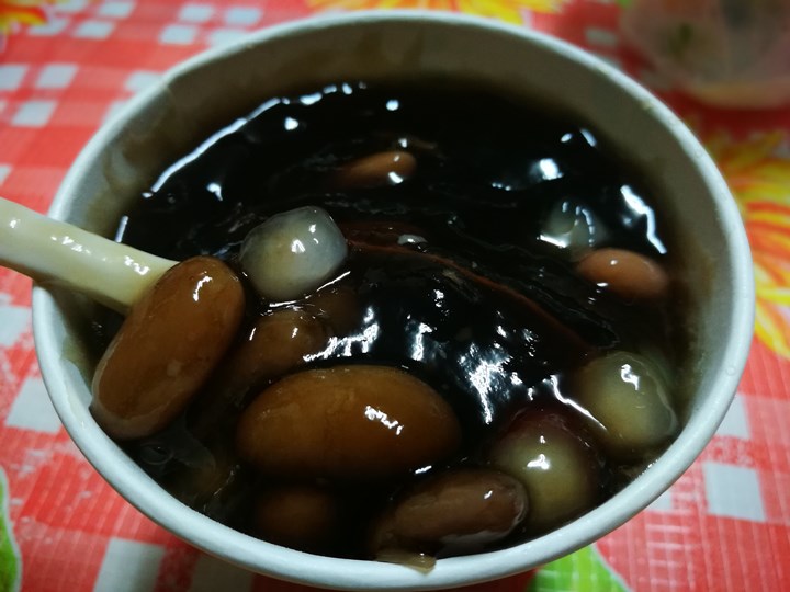 xaoxincao5 中壢-忠貞市場前燒仙草 不畏寒風的長者風範 爺爺奶奶的愛心燒仙草