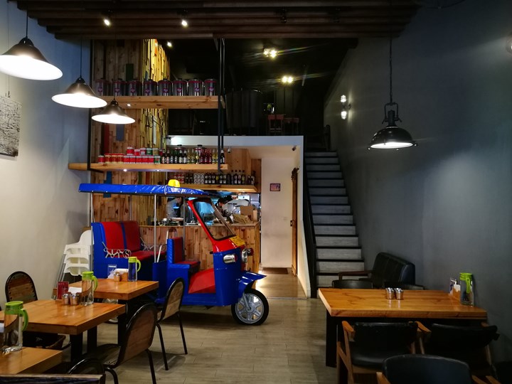 tuktuk03 中壢-圖圖咖啡館 嘟嘟車坐鎮 泰式風味咖啡館