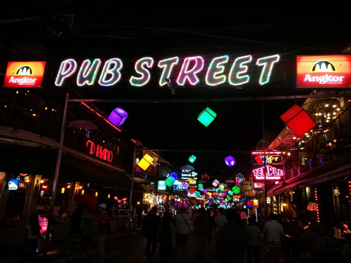 khmerfamily01 Siem Reap-Khmer Family暹粒熱鬧酒吧街上小餐館 這雞湯螞蟻調味? 很特殊的酸與東南亞的香料