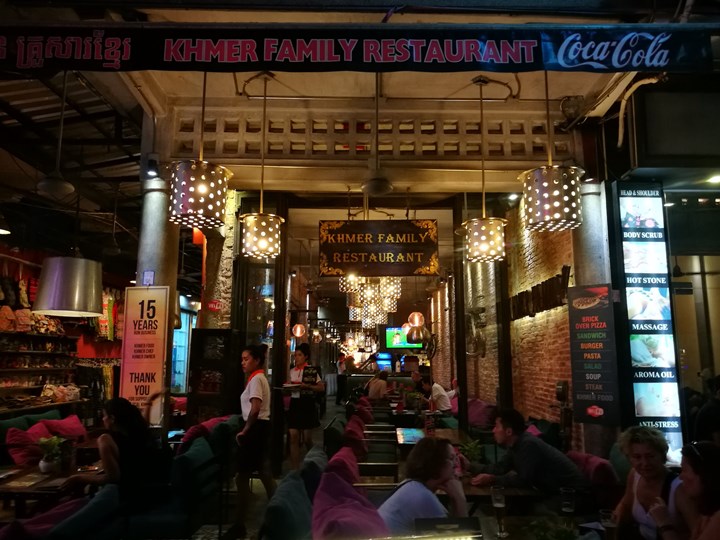 khmerfamily02 Siem Reap-Khmer Family暹粒熱鬧酒吧街上小餐館 這雞湯螞蟻調味? 很特殊的酸與東南亞的香料