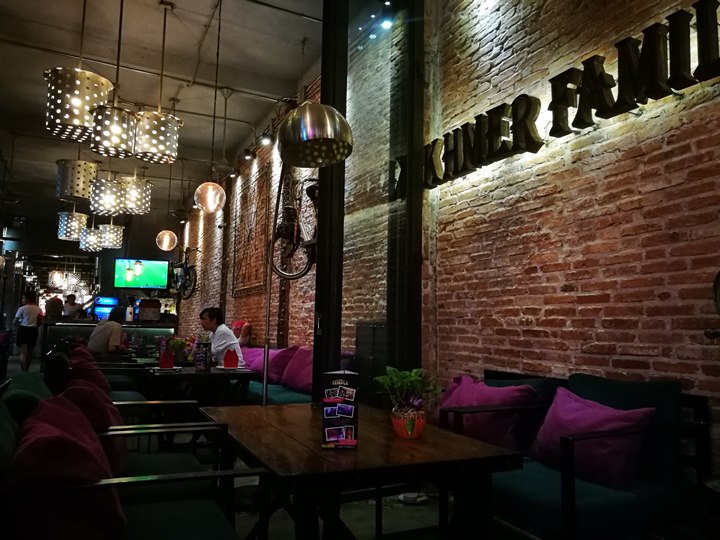 Siem Reap-Khmer Family暹粒熱鬧酒吧街上小餐館 這雞湯螞蟻調味? 很特殊的酸與東南亞的香料